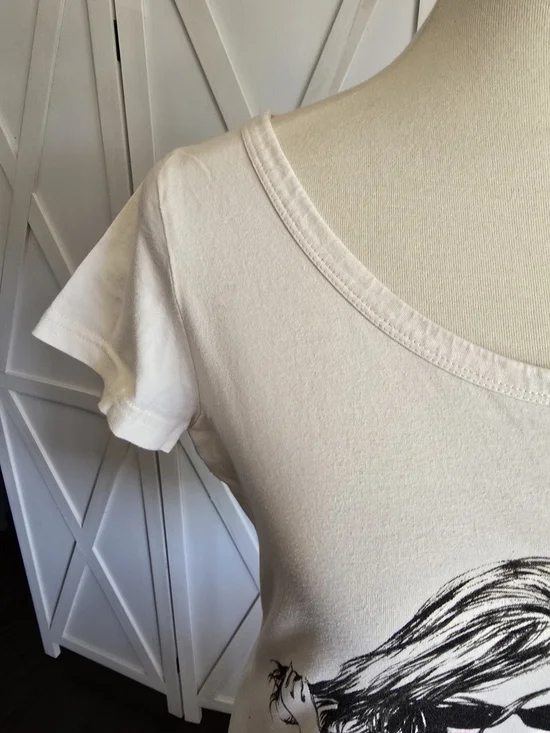 Bisou Bisou Fashionista Girl Illustration in a Cream & Black Color Scoop Neck - Picture 4 of 8